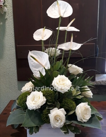 composizione di fiori bianchi in cassetta o cestino