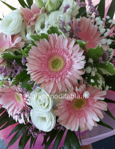 Bouquet di fiori assortiti sulle tonalità del rosa