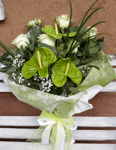 Fascio di rose bianche e anthurium verdi