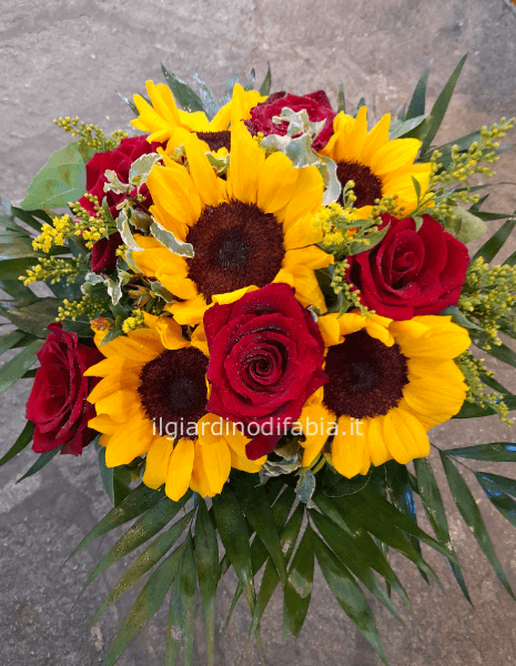 Bouquet di girasoli e rose rosse