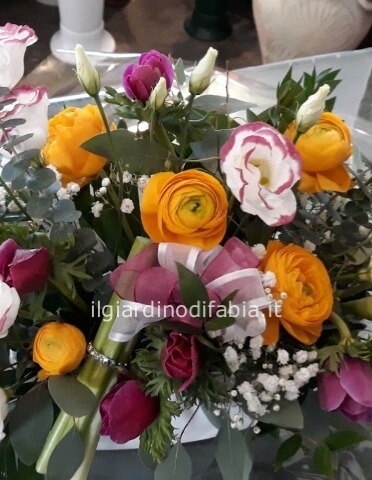 Cesto di fiori e frutta autunnale