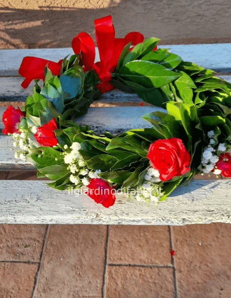 Coroncina d'alloro per laurea. Con roselline rosse e gipsophila  e fiocco in raso rosso 