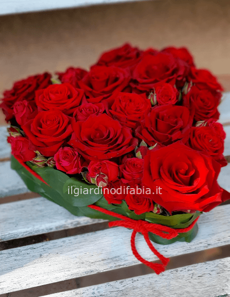 Cuore di rose colore rosso 