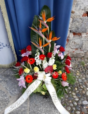 composizione in ciotola con rose e fiori di stagione
