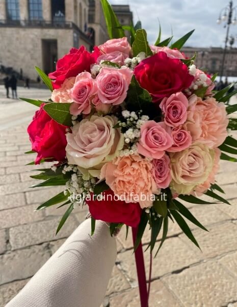 Bouquet di fiori assortiti rosa e fucsia 