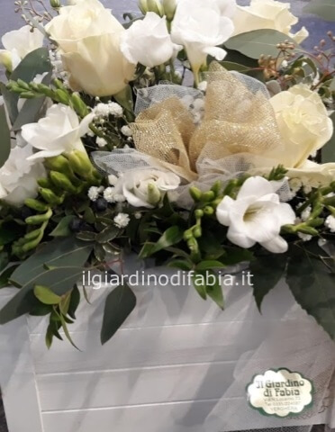 Composizione Di Fiori Freschi Colori Chiari Per Nozze D Oro In Cassettina Fiori A Samarate Fiorista A Samarate Per Acquisto Invio E Consegna Fiori E Piante A Samarate Gallarate