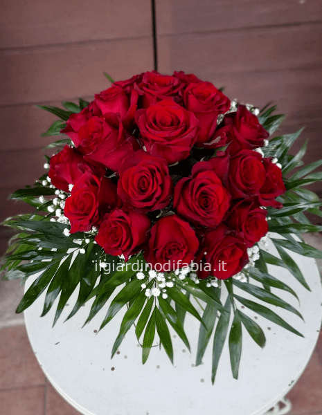 Bouquet di rose rosse e gipsophila 