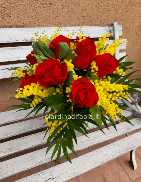 Bouquet di rose rosse e mimosa