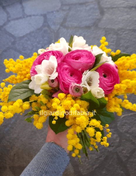 Bouquet di mimosa con fiori di stagione 