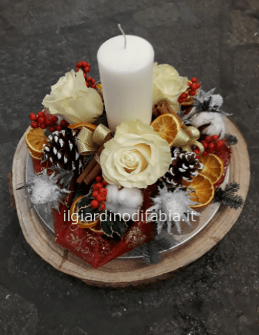 Centrotavola natalizio con candela bianca