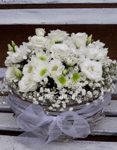 Cestino di fiori freschi assortiti.