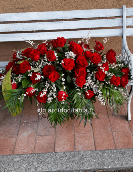 cuscino rose rosse e dendrobium bianco