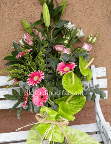 Fascio funebre di fiori misti