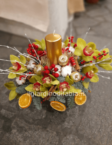 Centrotavola con orchidee e candela oro