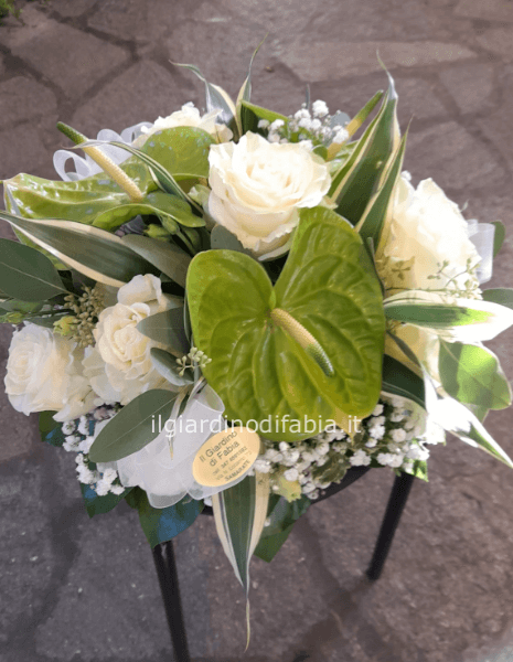 centrotavola elegante con rose e anthurium 