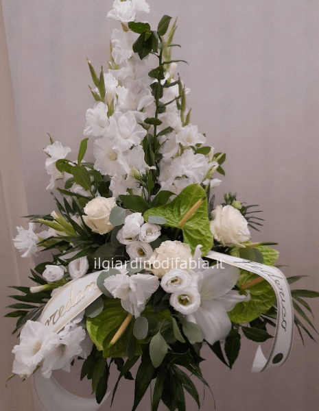 composizione funebre con fiori bianchi