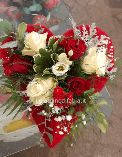 bouquet su struttura a forma di cuore