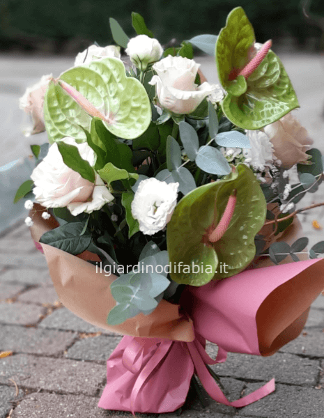Mazzo legato con rose e Anthurium 
