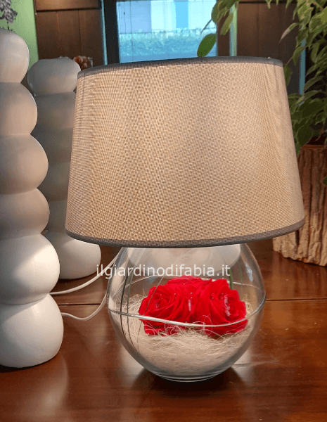 Lampada con rose stabilizzate