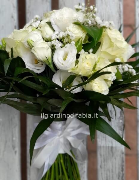 bouquet per laurea con fiori bianchi